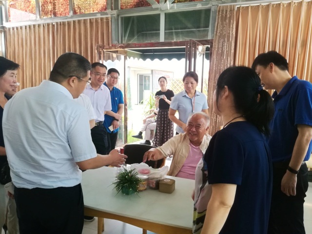 中國(guó)國(guó)際經(jīng)濟(jì)交流中心黨委副書(shū)記、信息部部長(zhǎng)姜春力帶領(lǐng)調(diào)研組到我區(qū)調(diào)研健康養(yǎng)老工作